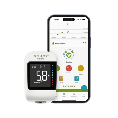 Bilden visar blodsockermätaren Accu-Chek Instant samt en smartphone med mySugr-appen.