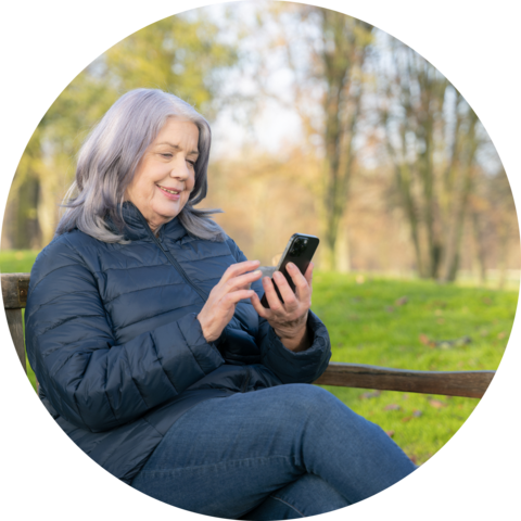 Övervaka dina glukosnivåer i realtid med Accu-Chek SmartGuide CGM-systemet.